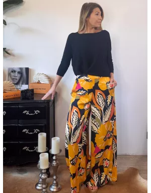 Le pantalon Flora de Molly Bracken est un pantalon ample et fluide à imprimé fleuri - Référence J142DP