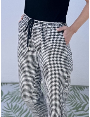 Pantalon décontracté noir et blanc, style jogger, motif pied-de-poule, Lili Sidonio pour Molly Brcken, référence PL260CH