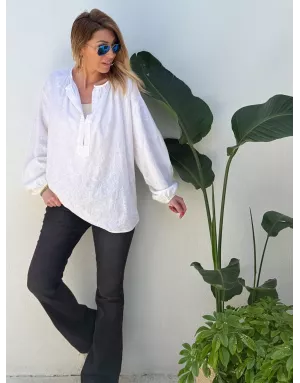 Blouse oversize, blanche, 100% coton, fines broderies motif cachemire, manches longues- Référence : Sardina