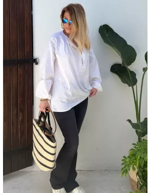 Blouse oversize, blanche, 100% coton, fines broderies motif cachemire, manches longues- Référence : Sardina
