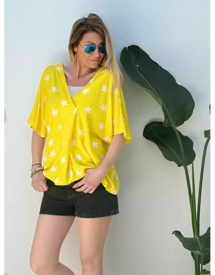 Top oversize, jaune, 100% viscose, motif étoiles, manches courtes- Référence : Chandler