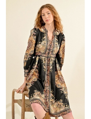 Robe chemise Molly Bracken, imprimé arabesque sur fond noir, tissu satiné, référence LA1552CH