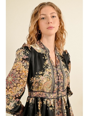 Robe chemise Molly Bracken, imprimé arabesque sur fond noir, tissu satiné, référence LA1552CH