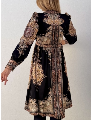 Robe chemise Molly Bracken, imprimé arabesque sur fond noir, tissu satiné, référence LA1552CH