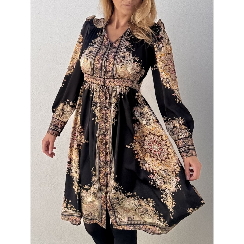 Robe chemise Molly Bracken, imprimé arabesque sur fond noir, tissu satiné, référence LA1552CH