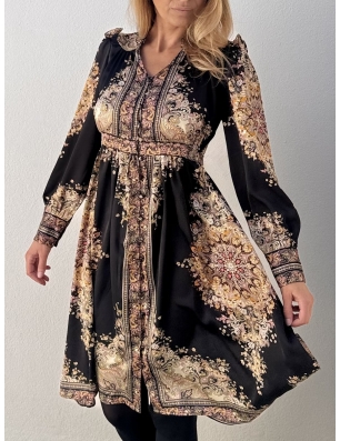 Robe chemise Molly Bracken, imprimé arabesque sur fond noir, tissu satiné, référence LA1552CH