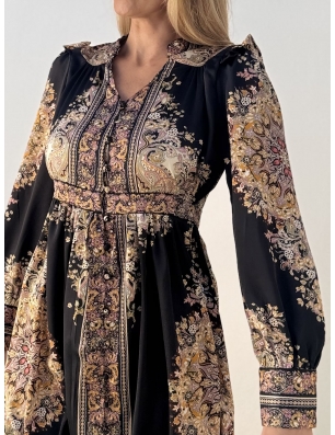 Robe chemise Molly Bracken, imprimé arabesque sur fond noir, tissu satiné, référence LA1552CH