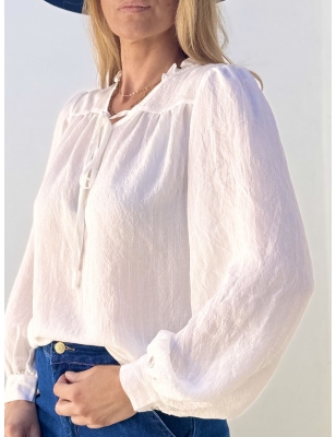 Blouse blanche romantique et fluide Molly Bracken, effet texturé, col victorien, référence G763CN