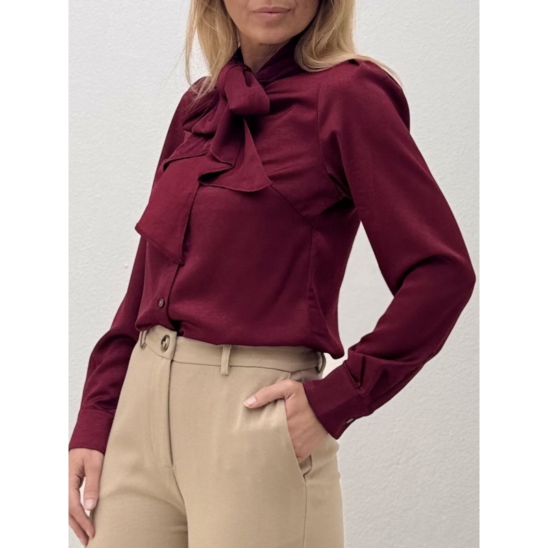 Chemisier satiné Molly Bracken, col lavallière à nouer, couleur bordeaux, référence R1327CH