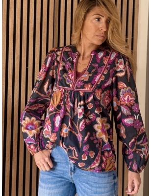 Blouse imprimé floral coloré Molly Bracken, plastron brodé en poitrine, manches longues élastiquées, référence Z508CN