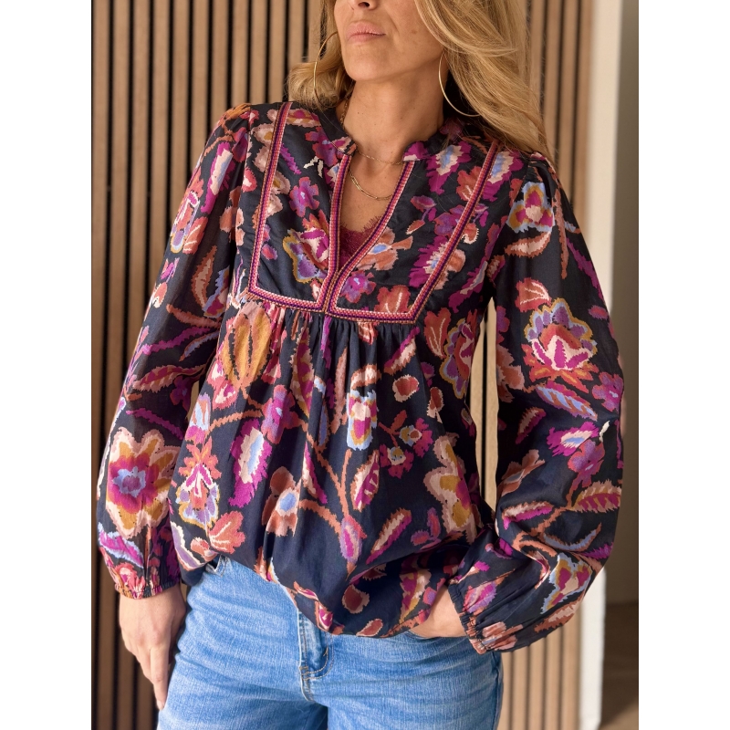 Blouse imprimé floral coloré Molly Bracken, plastron brodé en poitrine, manches longues élastiquées, référence Z508CN