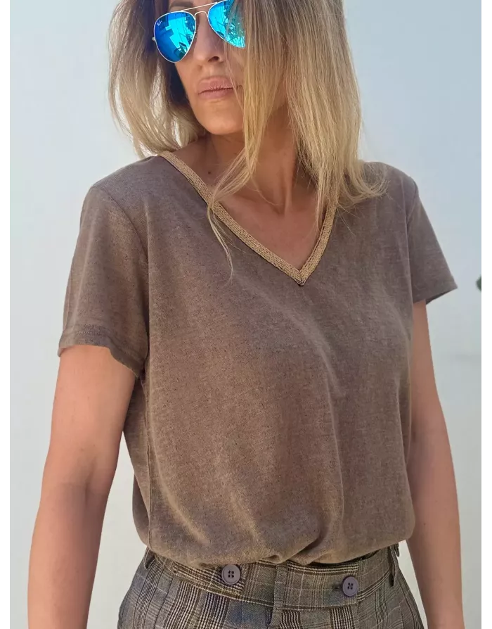 Tee-shirt d'aspect lin à encolure fantaisie en V Molly Bracken, coloris marron kaki - Référence : T427DP Kaki Marron
