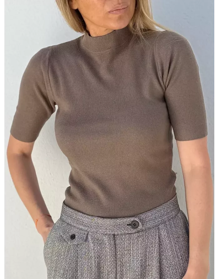 Pull col montant, finement côtelé, manches courtes, coloris kaki,  Molly Bracken - Référence : E1465DN