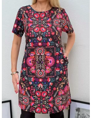 Robe coupe droite, imprimé floral coloré sur fond noir, Molly Bracken, référence P1228DH
