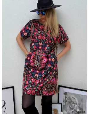 Robe coupe droite, imprimé floral coloré sur fond noir, Molly Bracken, référence P1228DH