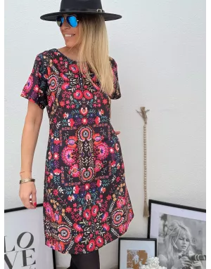 Robe coupe droite, imprimé floral coloré sur fond noir, Molly Bracken, référence P1228DH