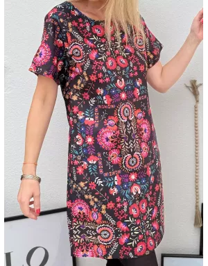 Robe coupe droite, imprimé floral coloré sur fond noir, Molly Bracken, référence P1228DH