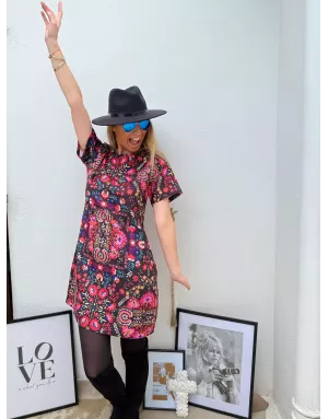 Robe coupe droite, imprimé floral coloré sur fond noir, Molly Bracken, référence P1228DH