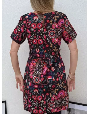 Robe coupe droite, imprimé floral coloré sur fond noir, Molly Bracken, référence P1228DH