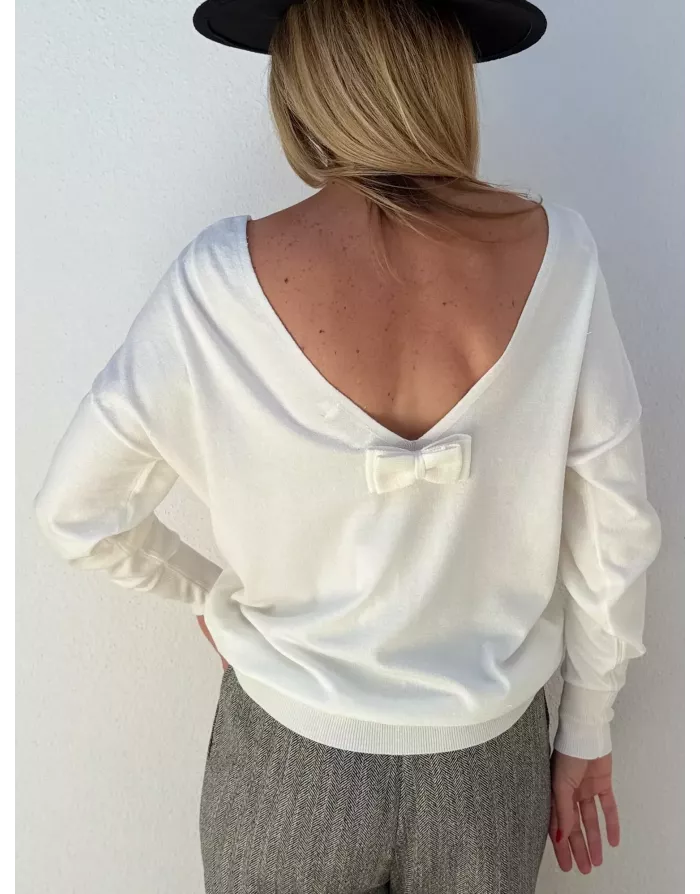 Pull fantaisie, large encolure, v dans le dos avec noeud, fils lurex, coloris blanc cassé,  Molly Bracken - Référence : E1759DN