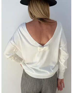 Pull fantaisie, large encolure, v dans le dos avec noeud, fils lurex, coloris blanc cassé,  Molly Bracken - Référence : E1759DN