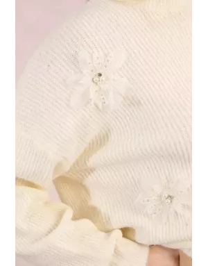 Pull fantaisie, grosse maille côtelée, fleurs fantaisies perlées, coloris blanc cassé,  Molly Bracken - Référence :LA1781DN