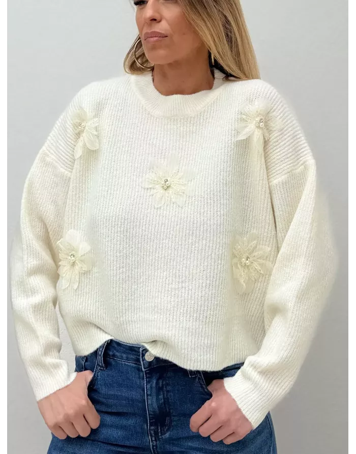 Pull fantaisie, grosse maille côtelée, fleurs fantaisies perlées, coloris blanc cassé,  Molly Bracken - Référence :LA1781DN