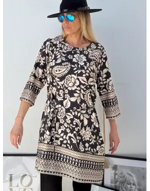 Robe coupe droite, imprimé floral beige sur fond noir, Molly Bracken, référence T2076DH