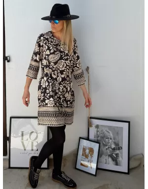 Robe coupe droite, imprimé floral beige sur fond noir, Molly Bracken, référence T2076DH