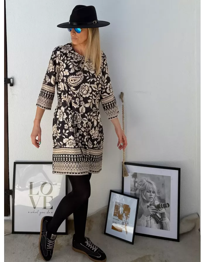 Robe coupe droite, imprimé floral beige sur fond noir, Molly Bracken, référence T2076DH