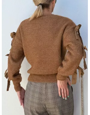 Pull fantaisie, grosse maille côtelée, noeuds fantaisies sur les manches, coloris camel,  Molly Bracken - Référence :LA1787DN