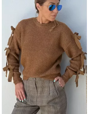 Pull fantaisie, grosse maille côtelée, noeuds fantaisies sur les manches, coloris camel,  Molly Bracken - Référence :LA1787DN