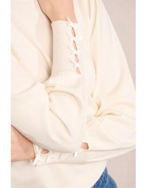 Pull fantaisie, encolure ronde, noeuds fantaisies, coloris blanc cassé  Molly Bracken - Référence : LA1840DN
