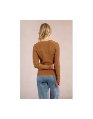 Pull maille torsadée, coupe ajustée, coloris camel, boutonnière aux épaules, Molly Bracken - Référence : LA906DN