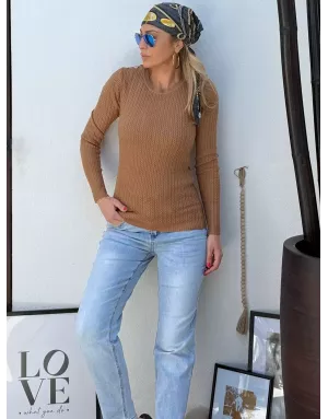 Pull maille torsadée, coupe ajustée, coloris camel, boutonnière aux épaules, Molly Bracken - Référence : LA906DN
