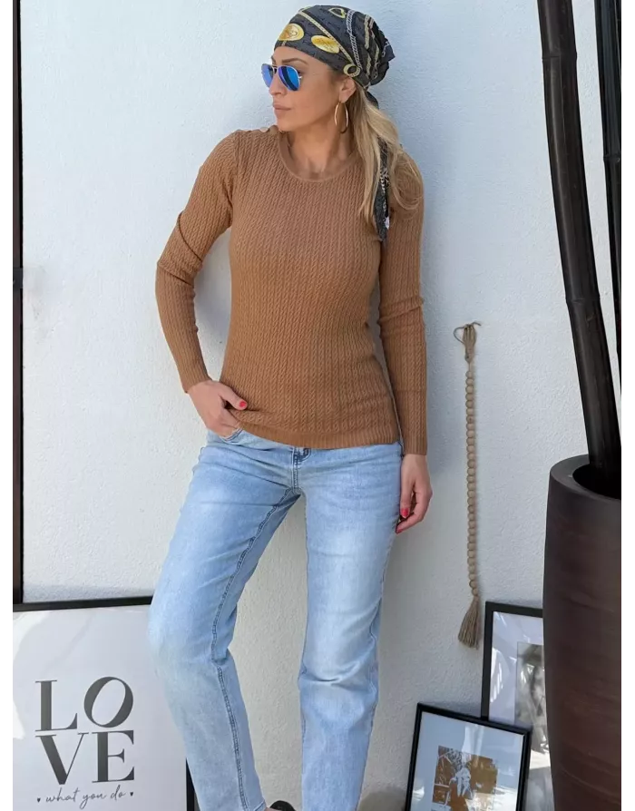 Pull maille torsadée, coupe ajustée, coloris camel, boutonnière aux épaules, Molly Bracken - Référence : LA906DN