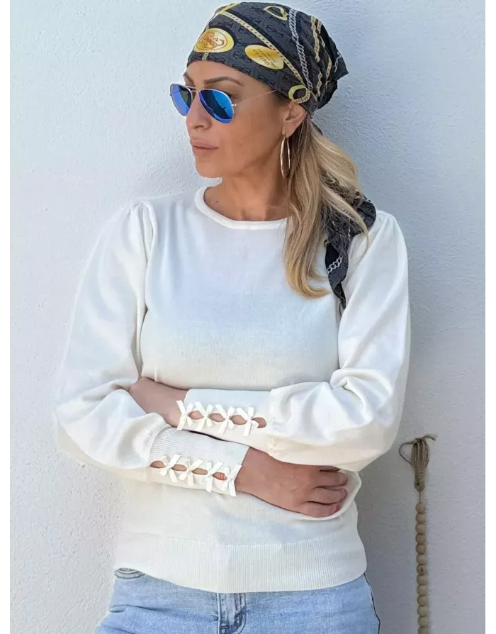 Pull fantaisie, encolure ronde, noeuds fantaisies, coloris blanc cassé  Molly Bracken - Référence : LA1840DN