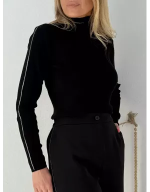Pull noir fin et côtelé, col roulé, bandes de strass fantaisie sur les manches jusqu'au col, Lili Sidonio, référence LAL502DN