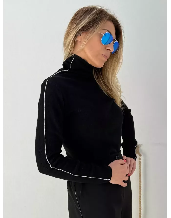 Pull noir fin et côtelé, col roulé, bandes de strass fantaisie sur les manches jusqu'au col, Lili Sidonio, référence LAL502DN