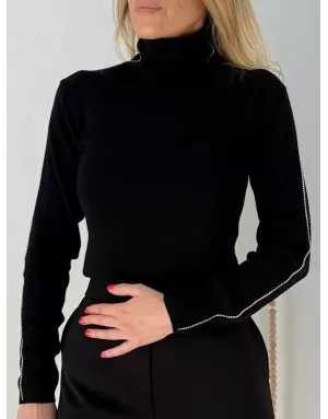 Pull noir fin et côtelé, col roulé, bandes de strass fantaisie sur les manches jusqu'au col, Lili Sidonio, référence LAL502DN