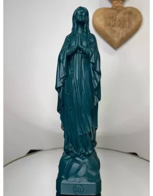 Statuette de la Vierge de Lourdes – Symbole de grâce et de pureté