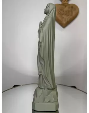Statuette de la Vierge de Lourdes – Symbole de grâce et de pureté