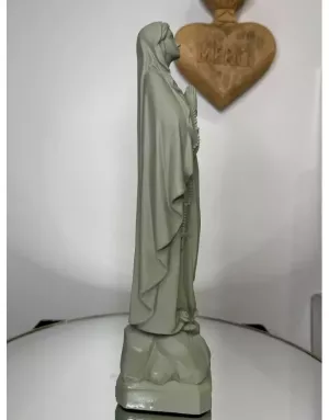 Statuette de la Vierge de Lourdes – Symbole de grâce et de pureté