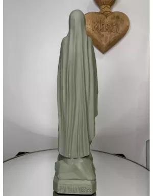 Statuette de la Vierge de Lourdes – Symbole de grâce et de pureté