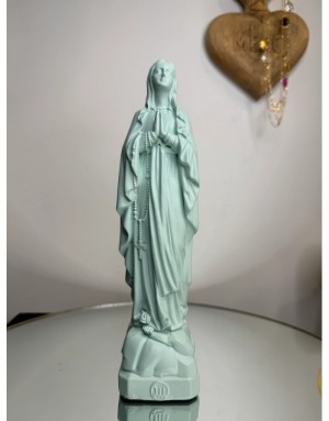 Statuette de la Vierge de Lourdes – Symbole de grâce et de pureté