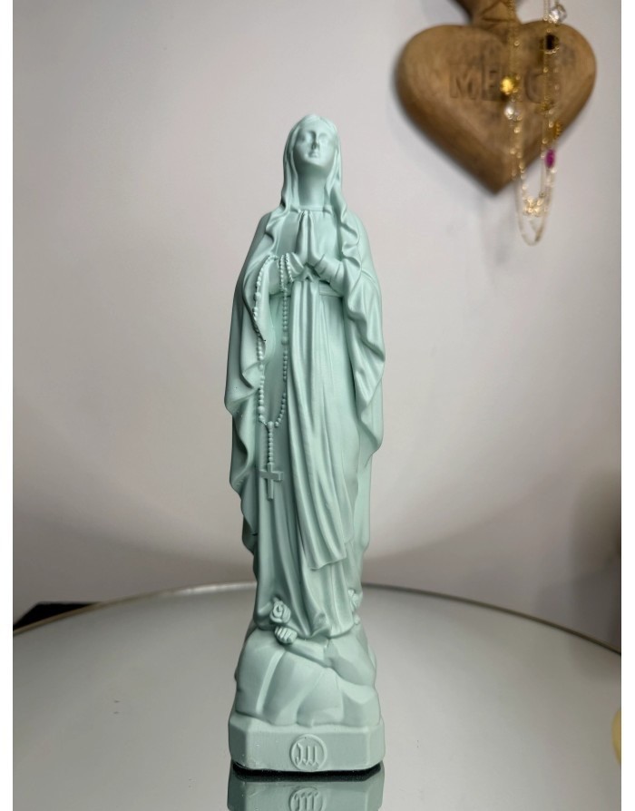 Statuette de la Vierge de Lourdes – Symbole de grâce et de pureté
