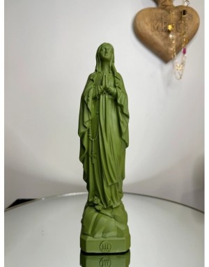 Statuette de la Vierge de Lourdes – Symbole de grâce et de pureté