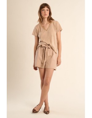 Tee-shirt d'aspect lin à encolure fantaisie en V Molly Bracken, coloris beige - Référence : T427EP