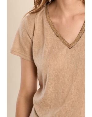 Tee-shirt d'aspect lin à encolure fantaisie en V Molly Bracken, coloris beige - Référence : T427EP