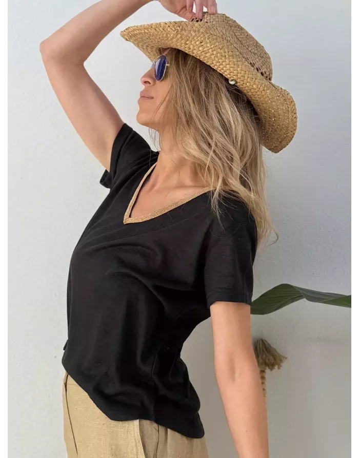 Tee-shirt d'aspect lin à encolure fantaisie en V Molly Bracken, coloris noir - Référence : T427EP